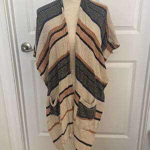Gauze kimono in very neutral colors with pockets.